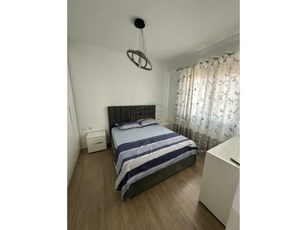 Tirane, jepet me qera apartament 3+1 Kati 8, 112 m² 900 € 