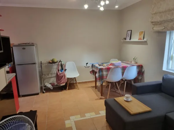 Tirane, jepet me qera apartament 1+1 Kati 2, 55 m² 50 € (ALI DEMI)