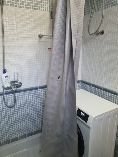 Tirane, jepet me qera apartament 1+1 Kati 2, 55 m² 50 € (ALI DEMI)