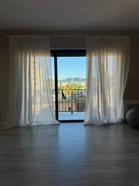 Tirane, jepet me qera zyre Kati 4, 77 m² 700 € (MYSLYM SHYRI)