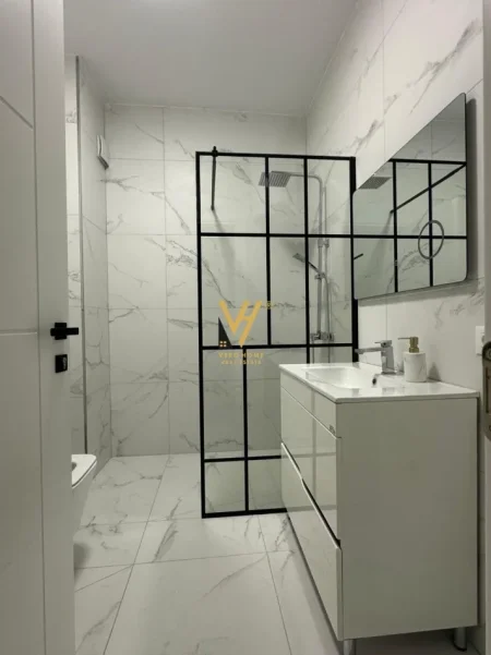 Tirane, jepet me qera zyre Kati 4, 77 m² 700 € (MYSLYM SHYRI)