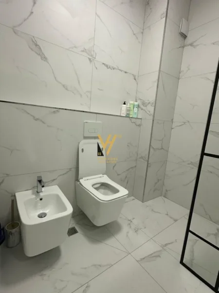 Tirane, jepet me qera zyre Kati 4, 77 m² 700 € (MYSLYM SHYRI)