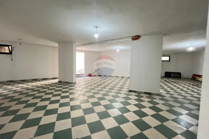 Vlore, jepet me qera magazine Kati -1, 247 m² 500 € (Blv. Ismail Qmali, Ambulanca, Vlore)