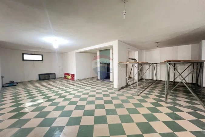 Vlore, jepet me qera magazine Kati -1, 247 m² 500 € (Blv. Ismail Qmali, Ambulanca, Vlore)
