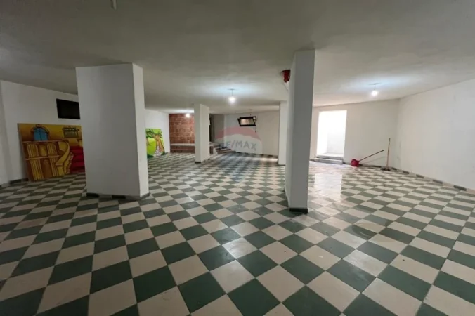 Vlore, jepet me qera magazine Kati -1, 247 m² 500 € (Blv. Ismail Qmali, Ambulanca, Vlore)