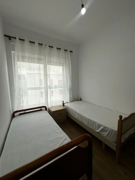 Tirane, jepet me qera apartament 2+1 Kati 7, 111 m² 500 € (ALI DEM , REZIDENCA KADIU)