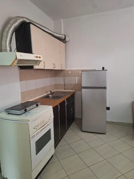 Tirane, jepet me qera apartament 1+1 Kati 3, 40 m² 250 € (Rruga 5 maji)