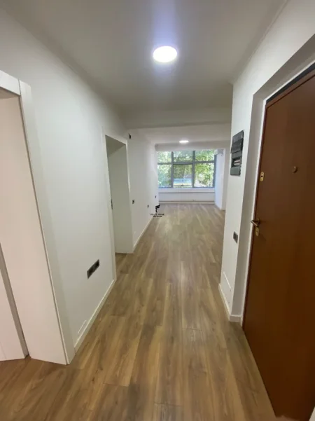 Tirane, jepet me qera zyre Kati 1, 80 m² 800 € (RRUGA E KAVAJES)