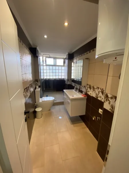 Tirane, jepet me qera zyre Kati 1, 80 m² 800 € (RRUGA E KAVAJES)