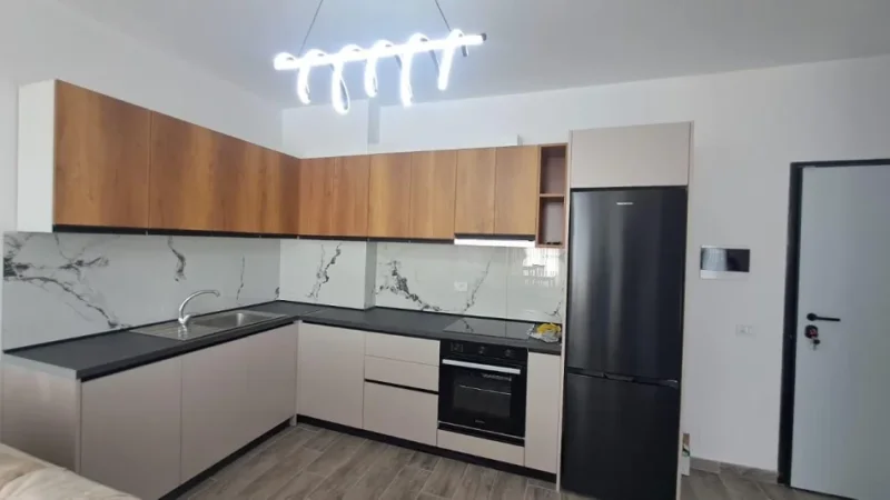 Tirane, jepet me qera apartament 1+1 Kati 8, 65 m² 400 € (Bulevardi Blu Kamez)