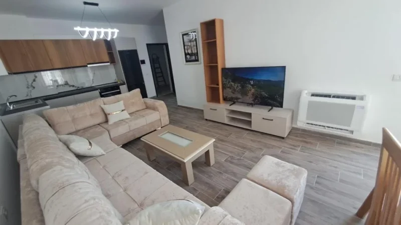 Tirane, jepet me qera apartament 1+1 Kati 8, 65 m² 400 € (Bulevardi Blu Kamez)
