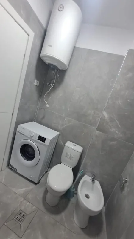 Tirane, jepet me qera apartament 1+1 Kati 8, 65 m² 400 € (Bulevardi Blu Kamez)