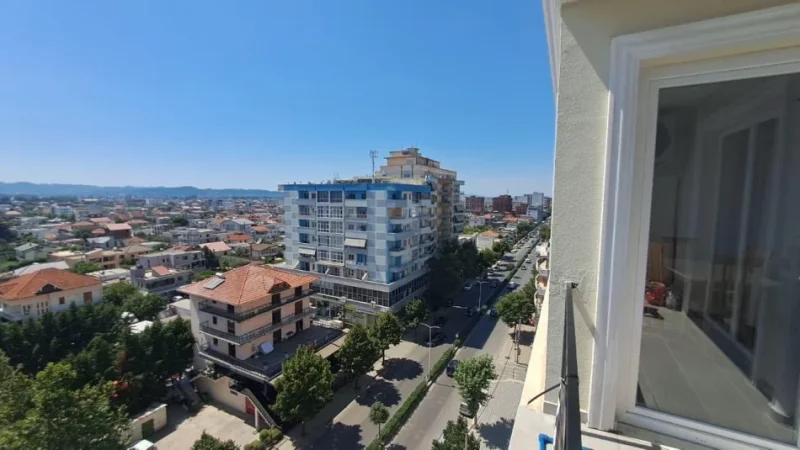 Tirane, jepet me qera apartament 1+1 Kati 8, 65 m² 400 € (Bulevardi Blu Kamez)