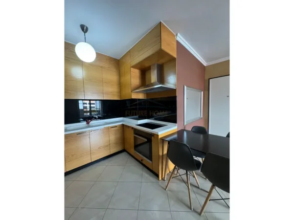 Tirane, jepet me qera apartament 2+1+Ballkon Kati 8, 96 m² 800 € (Ish stacioni i fundit i tiranes se re)