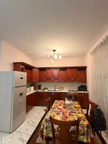 Tirane, jepet me qera apartament 2+1 Kati 2, 450 € (CASA ITALIA)