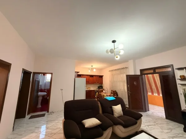 Tirane, jepet me qera apartament 2+1 Kati 2, 450 € (CASA ITALIA)