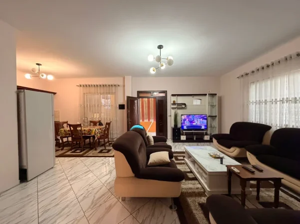 Tirane, jepet me qera apartament 2+1 Kati 2, 450 € (CASA ITALIA)