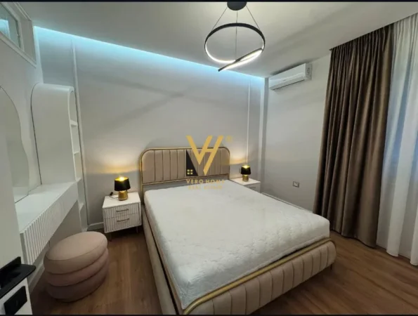 Tirane, jepet me qera apartament 2+1+Ballkon Kati 5, 110 m² 920 € (SELVIA)