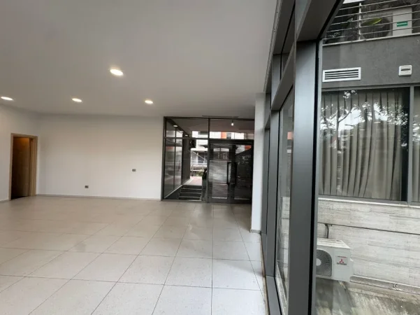 Tirane, jepet me qera,ambient komercial , 63 m² (Rruga e Dibres)