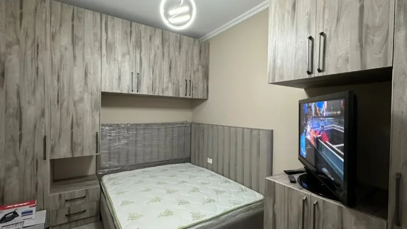 Shqiperi, jepet me qera apartament+verande | Penthouse 1+1 Kati 1, 70 m² 600 € (RIZA CEROVA)