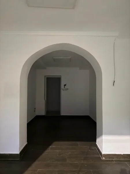 Tirane, jepet me qera dyqan Kati 0, 45 m² 650 € (SHESHI WILLSON)