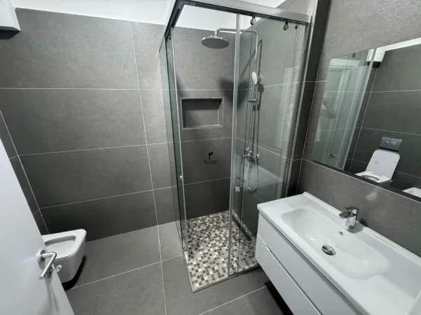 Tirane, jepet me qera apartament 1+1 Kati 3, 70 m² 550 € (YZBERISHT)