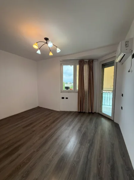 Tirane, shitet apartament 2+1+Ballkon Kati 6, 90 m² 185.000 € (Ish Fusha e Aviacionit)