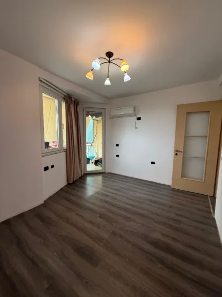 Tirane, shitet apartament 2+1+Ballkon Kati 6, 90 m² 185.000 € (Ish Fusha e Aviacionit)