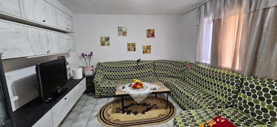 Tirane, jepet me qera apartament 1+1 Kati 1, 67 m² 450 € (KOMUNA E PARISIT)