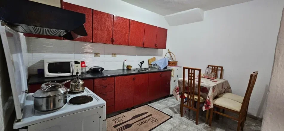 Tirane, jepet me qera apartament 1+1 Kati 1, 67 m² 450 € (KOMUNA E PARISIT)