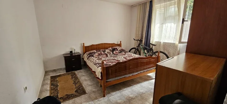 Tirane, jepet me qera apartament 1+1 Kati 1, 67 m² 450 € (KOMUNA E PARISIT)