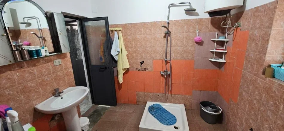 Tirane, jepet me qera apartament 1+1 Kati 1, 67 m² 450 € (KOMUNA E PARISIT)