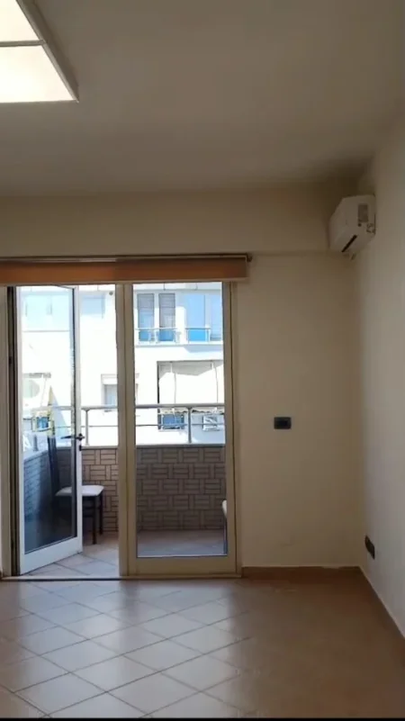 Tirane, jepet me qera ambjent biznesi Kati 8, 70 m² 550 € (Rruga Sami Frashëri)