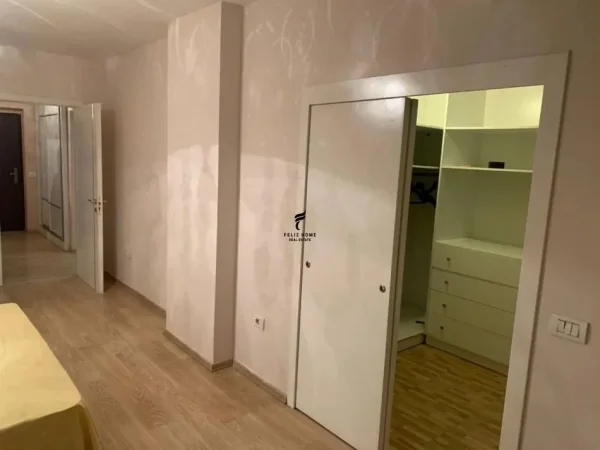 Tirane, jepet me qera apartament 2+1 Kati 2, 140 m² 650 € (DOGANA)