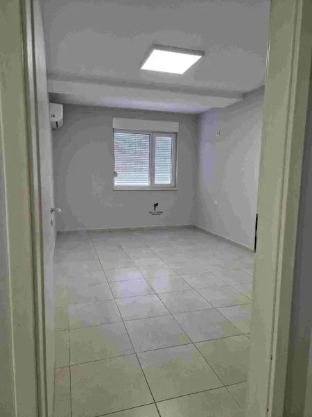 Tirane, jepet me qera zyre Kati 7, 55 m² 400 € (5 MAJI)