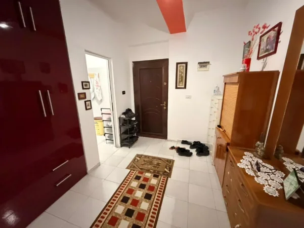 Durres, shitet apartament 2+1 Kati 3, 110.000 € (Kryqi i Kuq)