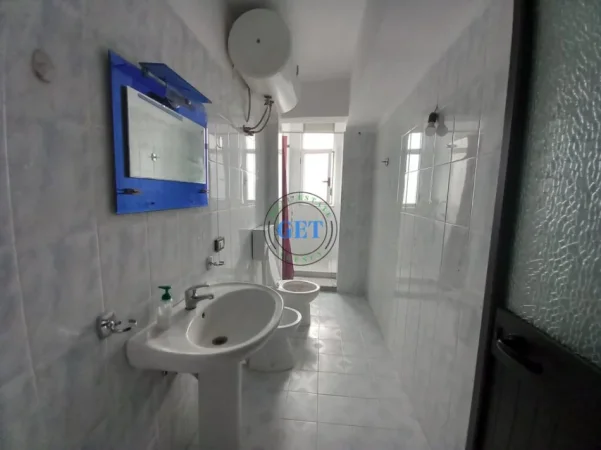 Durres, jepet me qera apartament 1+1 Kati 4, 56 m² 300 € (Spitali Amerikan)