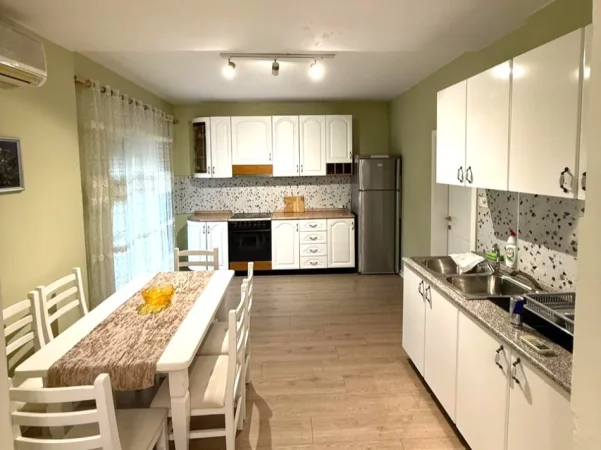 Tirane, jepet me qera apartament 3+1+Ballkon Kati 1, 120 m² 550 € (Rruga Xhanfize Keko)