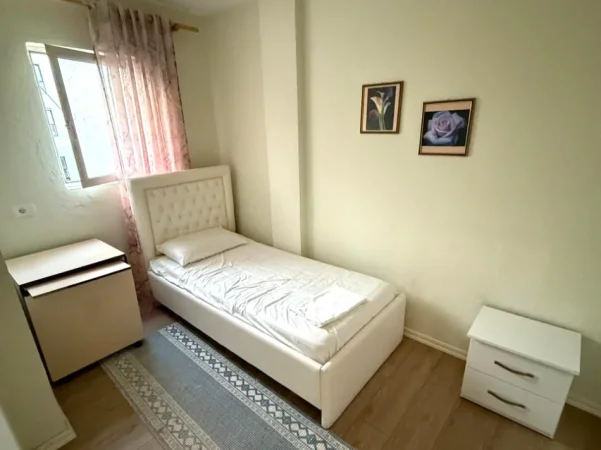 Tirane, jepet me qera apartament 3+1+Ballkon Kati 1, 120 m² 550 € (Rruga Xhanfize Keko)