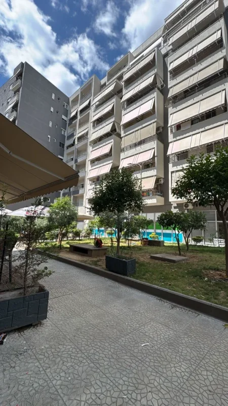 Tirane, jepet me qera apartament 1+1 Kati 1, 67 m² 800 € (KOMUNA E PARISIT)