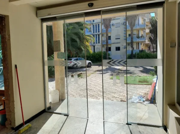 Durres, shes OKAZION. MBYLLET HOTEL ☆☆☆☆ SHITET 1 PORTË XHAMI AUTOMATIKE "FAAC" ME SENSOR SHUMË CILËSORE 550 €