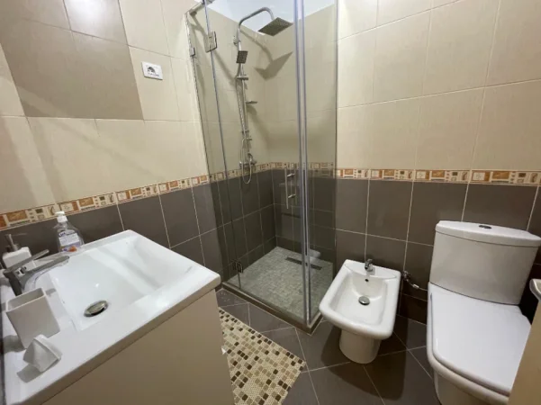 Tirane, jepet me qera apartament 2+1+Ballkon Kati 2, 104 m² 740 € (rruga gramoz pashko)