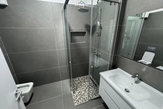 Tirane, jepet me qera apartament 1+1+Ballkon , 70 m² 580 € (golden park)