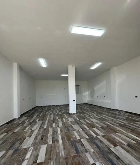Tirane, jepet me qera magazine Kati 1, 117 m² 500 € (Kodra E. Priftit)
