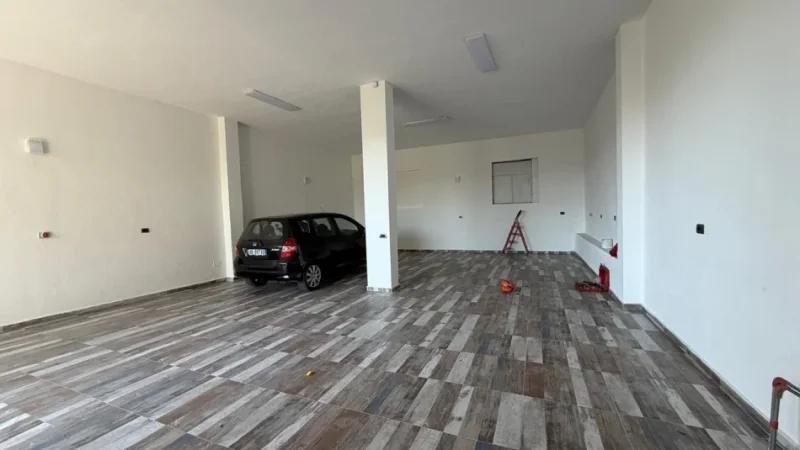 Tirane, jepet me qera magazine Kati 1, 117 m² 500 € (Kodra E. Priftit)