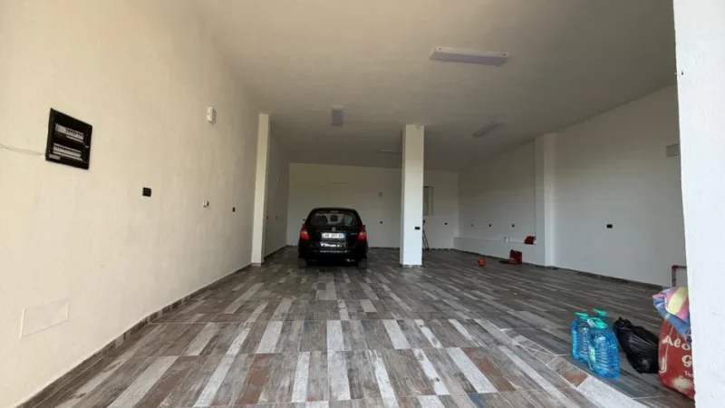 Tirane, jepet me qera magazine Kati 1, 117 m² 500 € (Kodra E. Priftit)