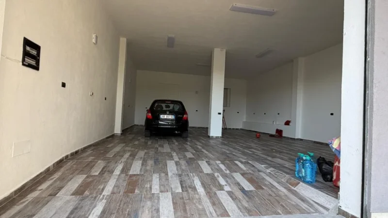 Tirane, jepet me qera magazine Kati 1, 117 m² 500 € (Kodra E. Priftit)