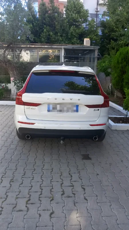 Tirane, shitet SUV Volvo XC60 Nafte, e bardhë automatik Kondicioner 218.000 km 30.000 €