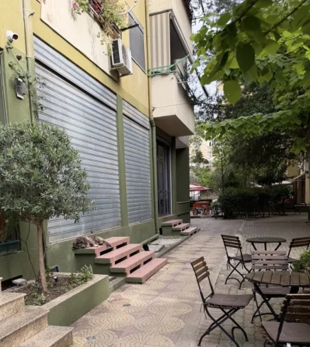 Tirane, jepet me qera ambjent biznesi Kati 1, 68 m² 1.100 € (Shkolla e Bashkuar)