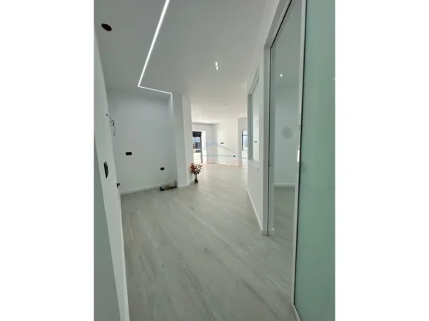 Vlore, shitet apartament 2+1+Ballkon Kati 1, 130 m² 351.000 € (Murat Terbaci)